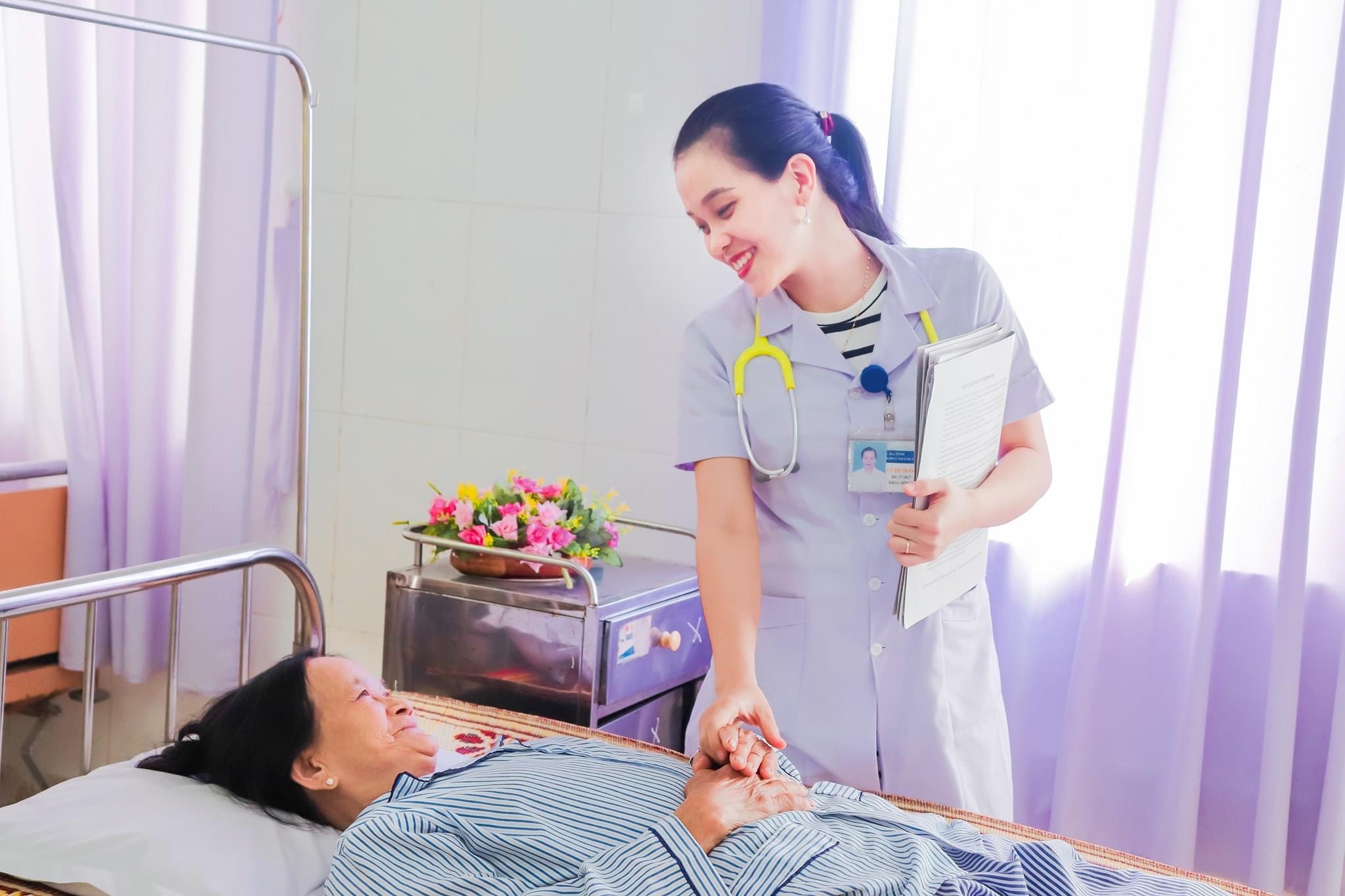 Sự Kết Hợp Độc Đáo Yoga & Y Khoa Cho Sức Khỏe Toàn Diện