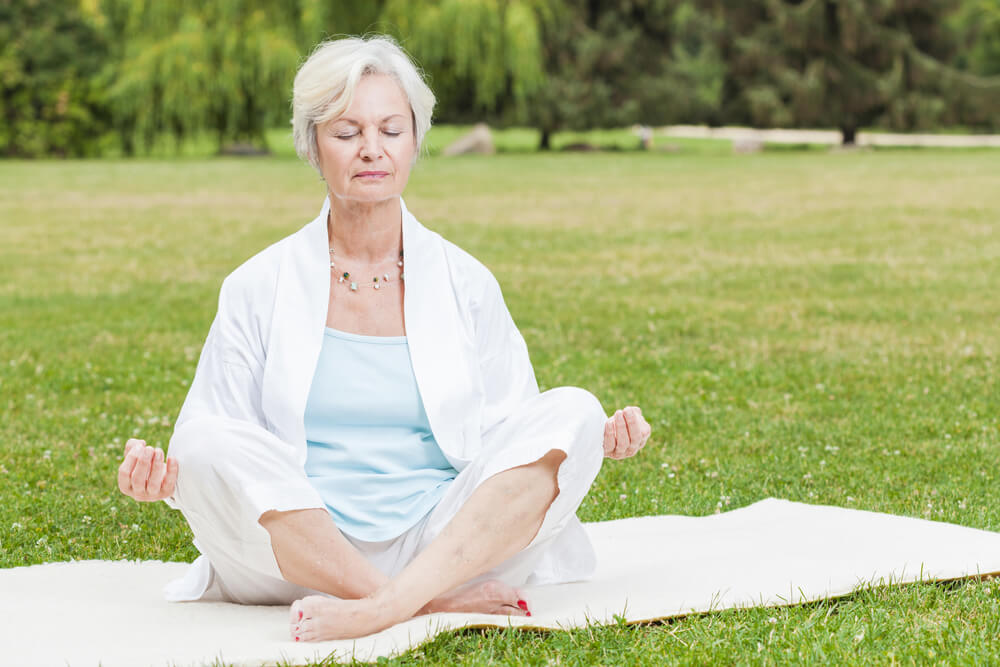 Yoga cho tuổi già: Lợi ích và hướng dẫn tập luyện an toàn